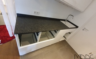 IKEA Küche mit Granit Arbeitsplatten und Wischleisten Steel Grey