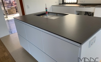 Kücheninsel mit Neolith Arbeitsplatte Pietra di Piombo