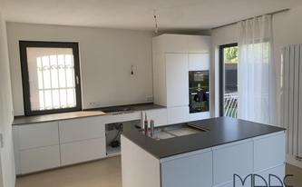 Küche in Mayen mit Neolith Arbeitsplatten Pietra di Piombo