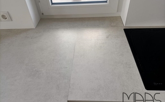 Montage der Lunar Dekton Arbeitsplatten und Fensterbänke