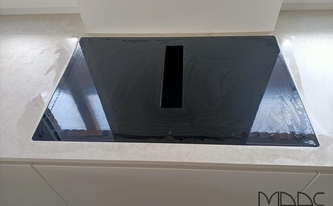 Kochfeld in der Lunar Dekton Arbeitsplatte