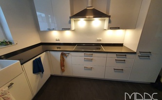 Montage der Granit Arbeitsplatten Nero Assoluto India in Meckenheim