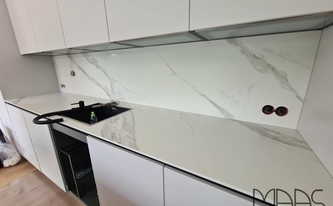 Küchenzeile in Meerbusch mit Dekton Arbeitsplatte und Rückwand Opera