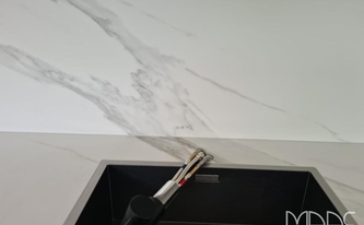 Montage der Dekton Arbeitsplatte und Rückwand Opera