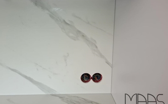 Dekton Rückwand Opera mit Steckdosenbohrungen