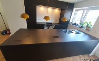 Schwarze IKEA Küche mit Dekton Arbeitsplatten und Seitenwange Domoos