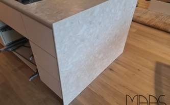Neolith Arbeitsplatte und Seitenwange Retrostone auf der Küchennsel montiert