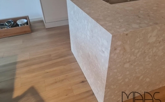 Montage der Neolith Arbeitsplatte und Seitenwangen Retrostone auf der Kücheninsel
