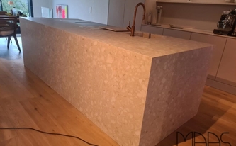 Kücheninsel mit Neolith Arbeitsplatte und Seitenwangen Retrostone