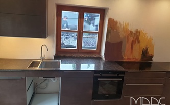Küche in Kreuth mit Granit Arbeitsplatten Tan Brown