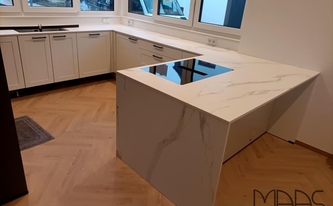 Küche in Mönchengladbach mit Infinity Arbeitsplatten und Seitenwange Calacatta Oro