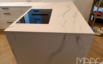 Montage der Infinity Arbeitsplatte und Seitenwange Calacatta Oro auf Gehrung