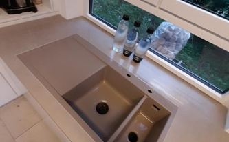 Spüle in der Neolith Arbeitsplatte und Fensterbank Pietra di Luna