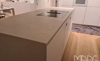 Kücheninsel mit Caesarstone Arbeitsplatte und Seitenwangen 4011 Coldburst Concrete