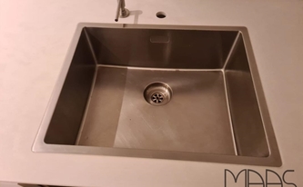 Spüle in der Caesarstone Arbeitsplatte 4011 Coldburst Concrete