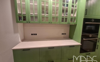 Küchenzeile mit Caesarstone Arbeitsplatte und Rückwand 4001 Fresh Concrete