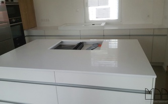 Montage der 1141 Pure White / Perfect White Caesarstone Arbeitsplatten in München