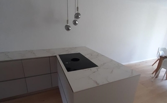 Montage der Dekton Arbeitsplatten Entzo in München