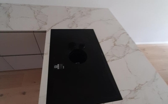 Ceranfeld in der Dekton Arbeitsplatte Entzo