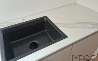 Dekton Arbeitsplatte Opera mit schwarzer Spüle
