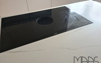 Bora Kochfeld in der Dekton Arbeitsplatte Opera