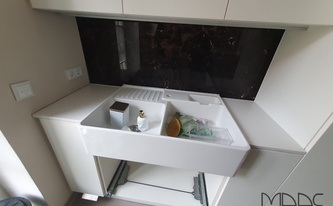 Dekton Arbeitsplatte Uyuni und Marmor Rückwand Classique Brown