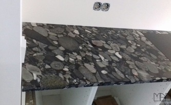 Granit Marinace Nero mit polierter Oberfläche und 3,0 cm Stärke