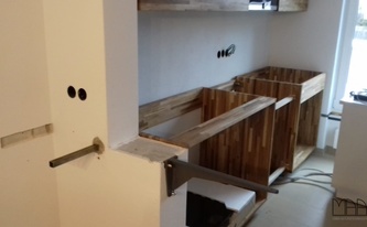 Vermessung der ausgerichteten Küchenelementen für Granit Arbeitsplatten in München