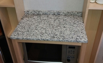 Naturstein Granit Bianco Sardo mit polierter Oberfläche und 2,0 cm Stärke