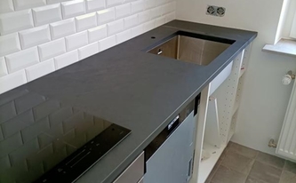Schiefer Arbeitsplatte Mustang Schiefer mit Ceranfeld und Spüle