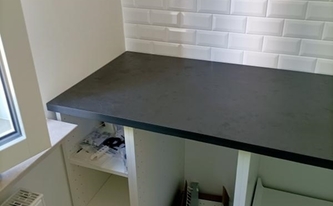 Zweite Küchenzeile mit Schiefer Arbeitsplatte Mustang Schiefer