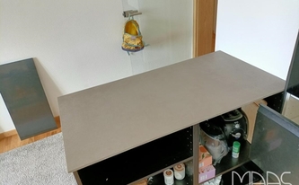Montage der Level Keramik Arbeitsplatte Taupe Concrete auf der Ablage
