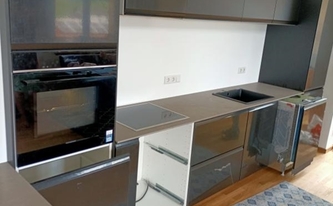 Küche in München mit Level Keramik Arbeitsplatten Taupe Concrete