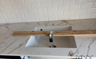 Spüle in der Marazzi Arbeitsplatte Golden White