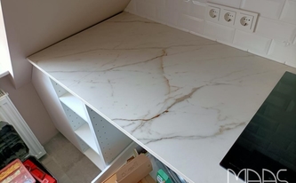 Küche unter der Dachschräge mit Marazzi Arbeitsplatten Golden White