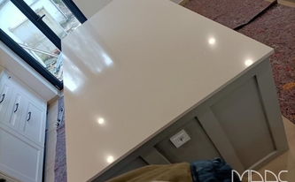 Kücheninsel mit Silestone Arbeitsplatte Desert Silver