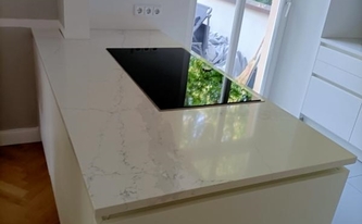 Kücheninsel mit Silestone Arbeitsplatte Ethereal Dusk