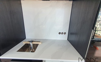 Küchenzeile mit Silestone Arbeitsplatte und Rückwand Eternal Calacatta Gold 