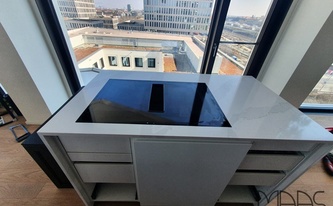 Küche mit Aussicht auf München - Silestone Arbeitsplatten und Rückwand Eternal Calacatta Gold 