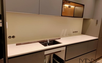 Küchenzeile in München mit Silestone Arbeitsplatte und Rückwand Silken Pearl