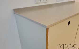 Silestone Arbeitsplatte und Wischleiste Royal Reef auf dem Sideboard montiert