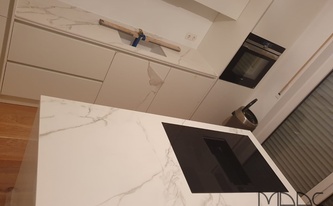 Montage in Neu-Isenburg der Neolith Arbeitsplatten Calacatta C01