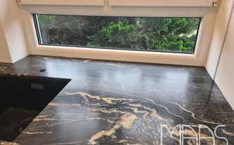 Granit Arbeitsplatte Belvedere unter dem Fenster montiert