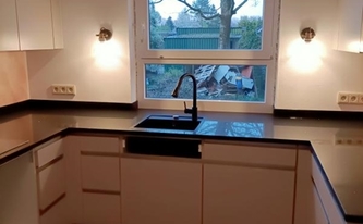 Montage der K2 Quarz Arbeitsplatten und Wischleisten Mirror Black in Neumünster