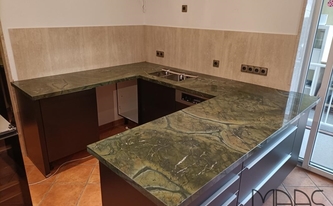 U-förmige Küche mit Granit Arbeitsplatten Vitoria Regia