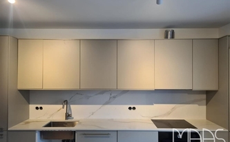 Küche in Neuss mit Infinity Arbeitsplatte und Rückwand Calacatta Oro