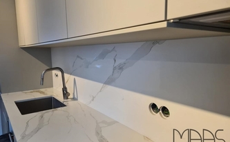 Marmoroptik der Infinity Arbeitsplatte und Rückwand Calacatta Oro