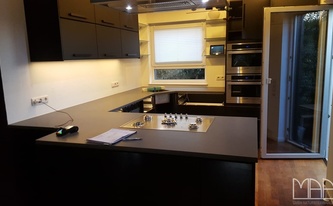 Schwarze IKEA Küche mit Diresco Arbeitsplatten RU300 Crea Beton Dark