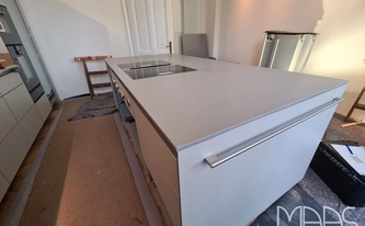 Kücheninsel in Neuwied mit Caesarstone Arbeitsplatte 4004 Raw Concrete
