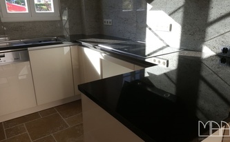 U-förmige Küche mit Granit Arbeitsplatten Black Pearl